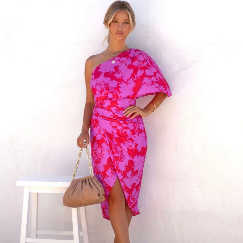 Addicted to love | One shoulder midi dress